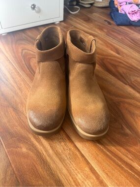 UGG Chestnut Suede Short Boot - Tan/Brown